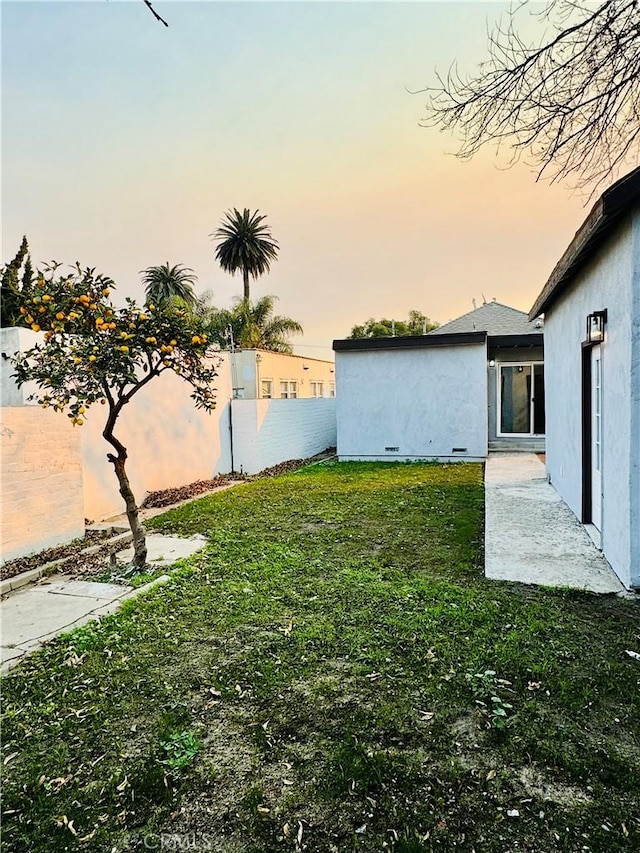 view of yard at dusk