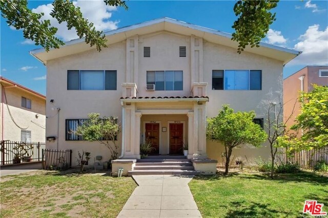 view of front of home featuring a front lawn