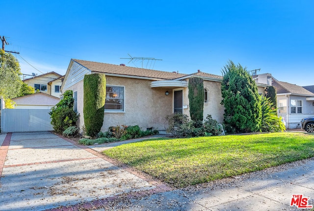 view of front of home featuring a front yard