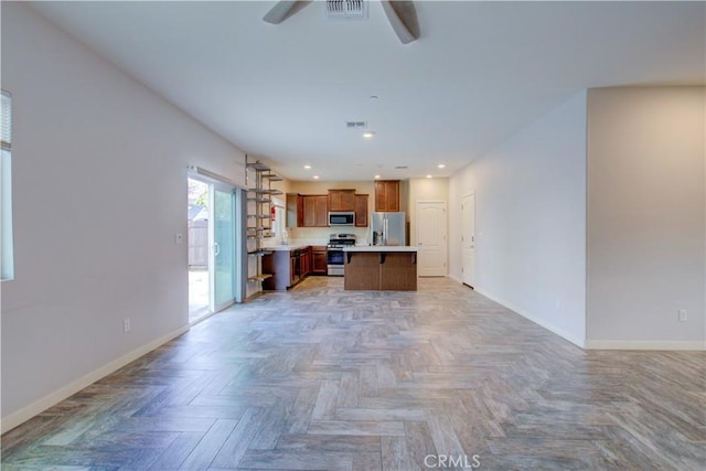 living area with ceiling fan, recessed lighting, visible vents, and baseboards