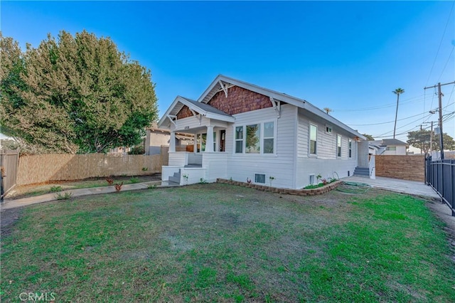 view of front facade with a front yard