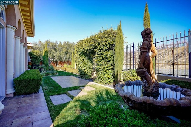 view of yard featuring a patio