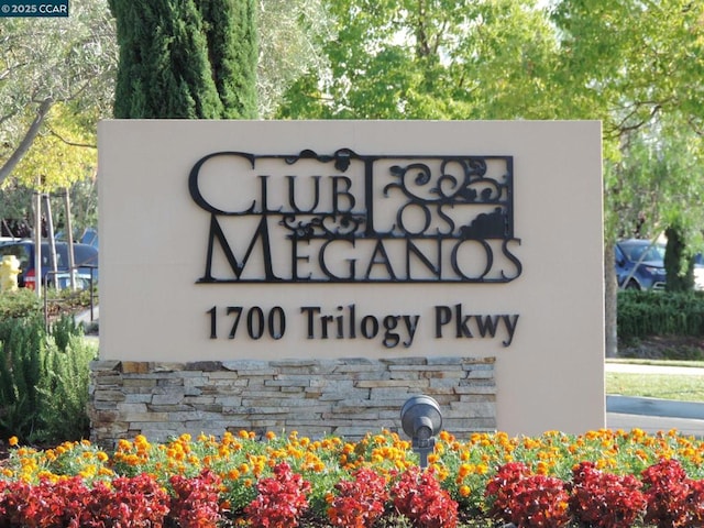 view of community / neighborhood sign