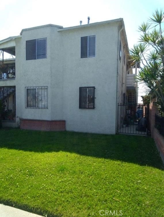 back of house featuring a lawn