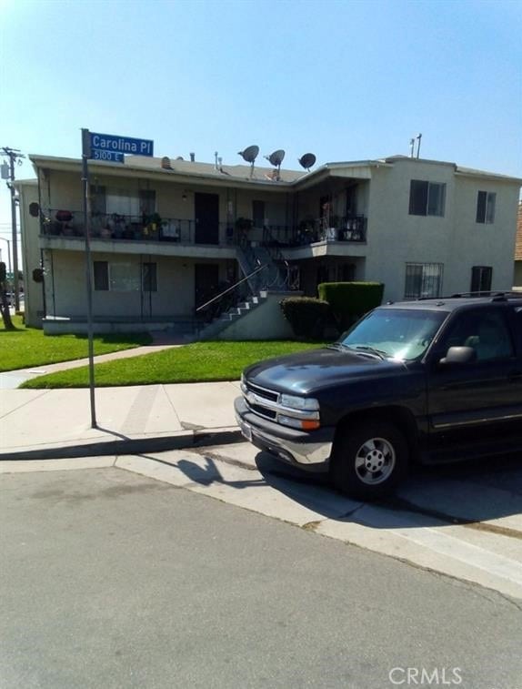 view of front of property featuring a front lawn