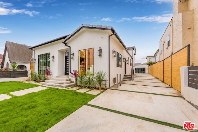 view of front of house featuring a front yard