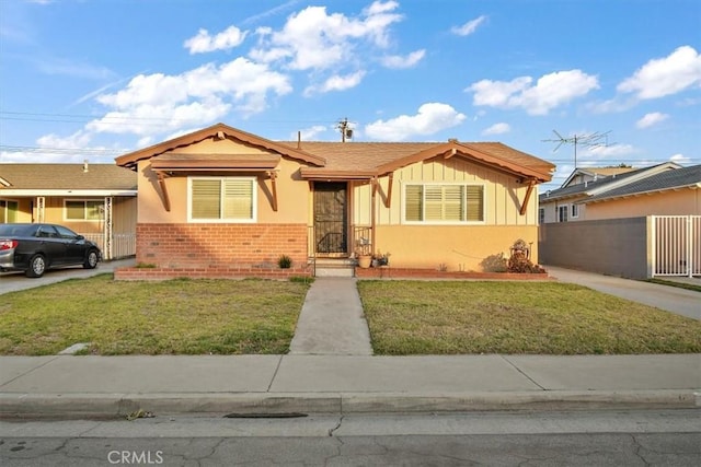 bungalow-style house featuring a front yard