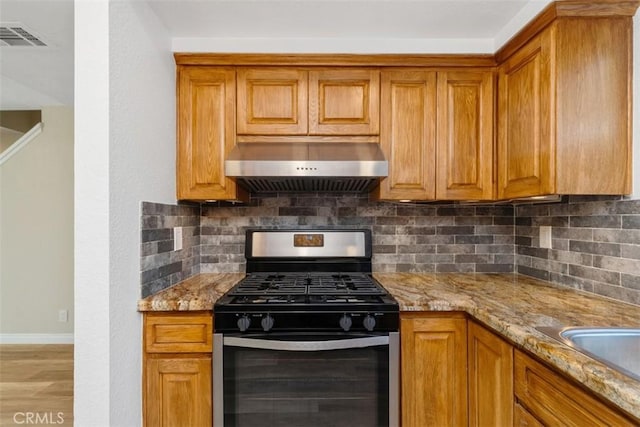 33611 Dana Vista Dr Unit 31, Dana Point, CA 92629 - kitchen featuring stainless steel range with gas cooktop, extractor fan, decorative backsplash, and light wood finished floors