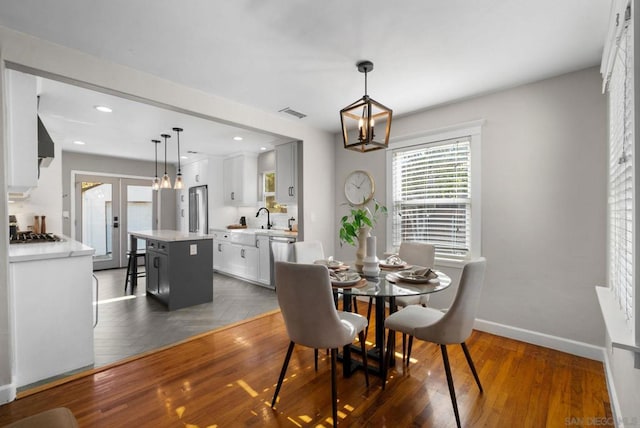 dining area featuring sink and an inviting chandelier