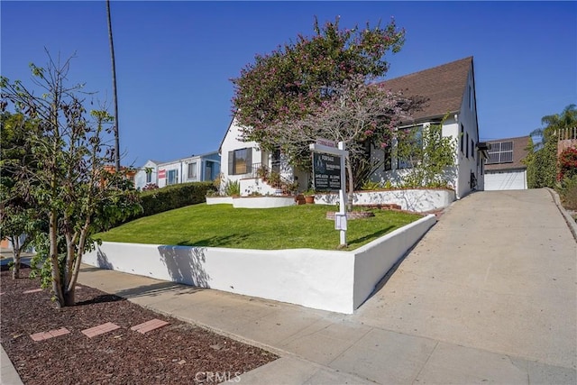 view of front facade featuring a front yard