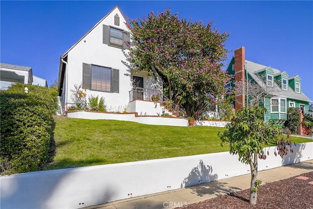 view of front of house with a front lawn