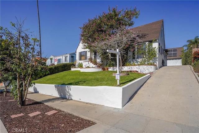 view of front facade with a front yard