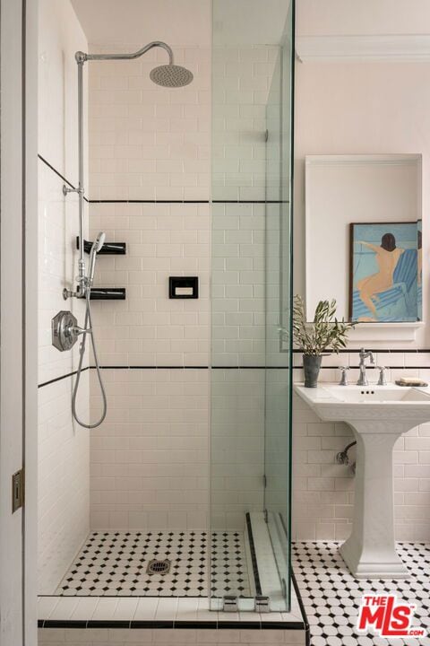 bathroom featuring tile patterned floors and tiled shower