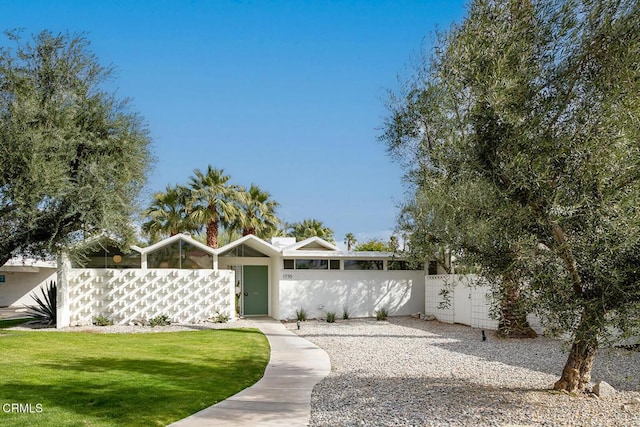 ranch-style home featuring a front lawn