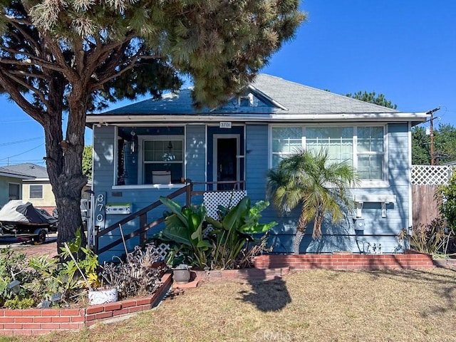 view of front of property with a front yard