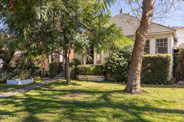 view of front of home featuring a front lawn