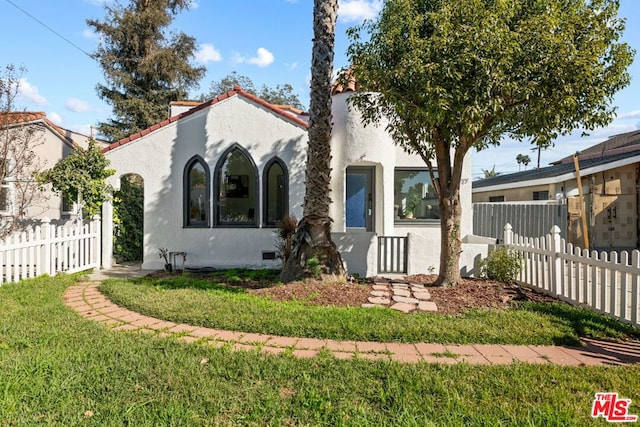 view of front facade with a front lawn