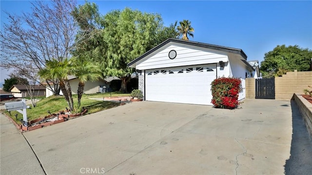 single story home featuring a front lawn