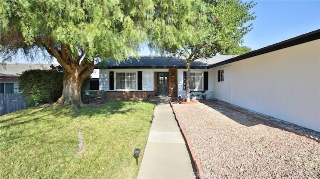 single story home featuring a front lawn