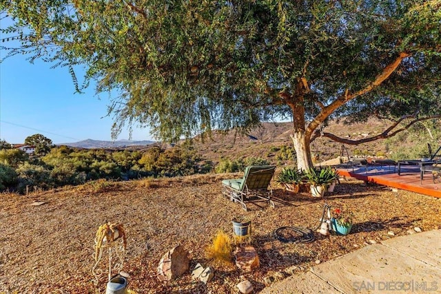 view of yard with a mountain view