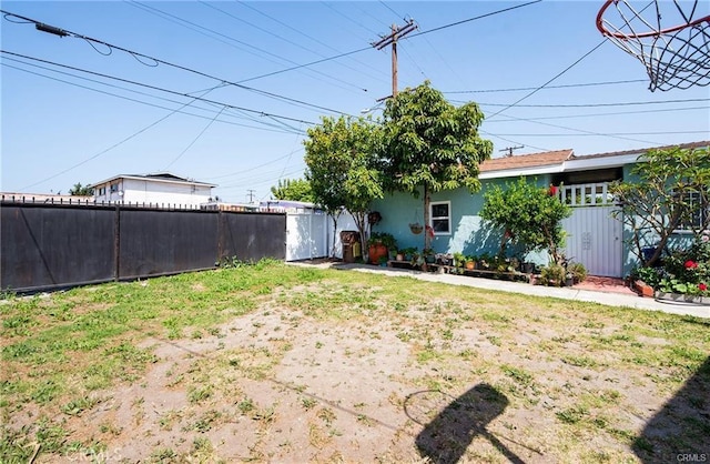 view of yard featuring fence