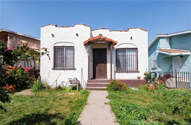 view of front of property with a front yard