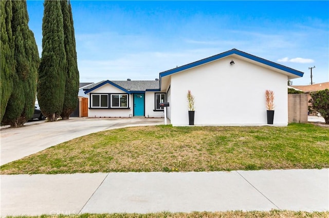 single story home featuring a front lawn