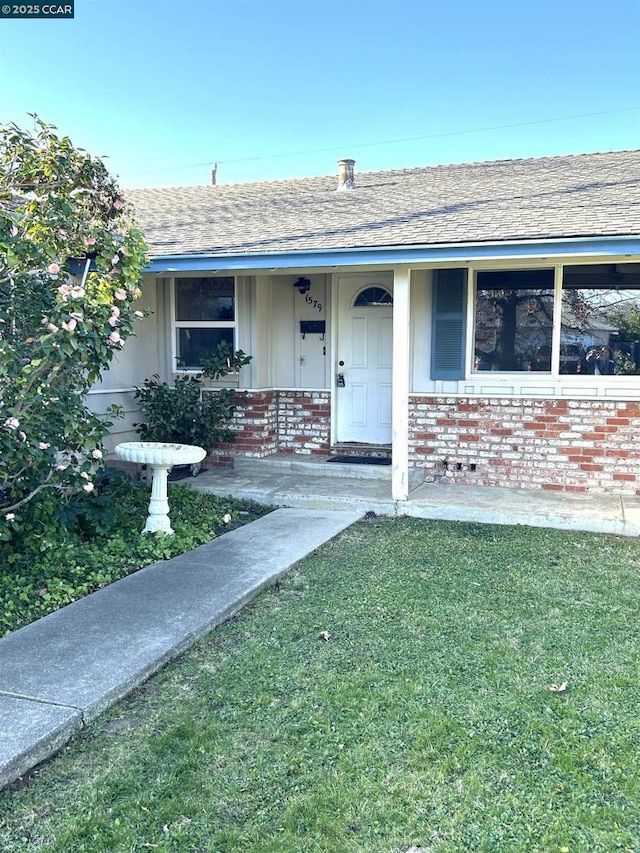 single story home with a front yard