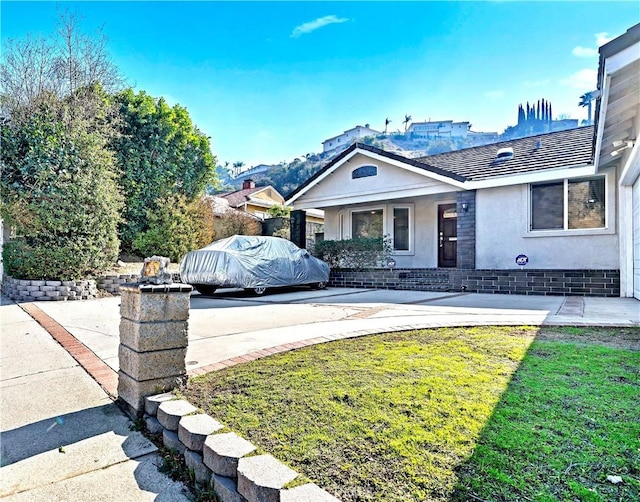 view of front of property with a front yard