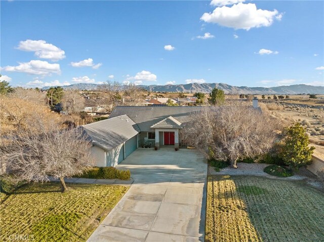 single story home featuring a front lawn and a mountain view