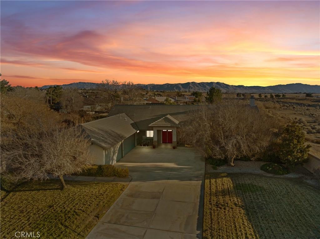 view of front of house featuring a mountain view