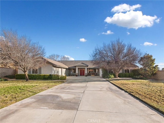 ranch-style home featuring a front lawn