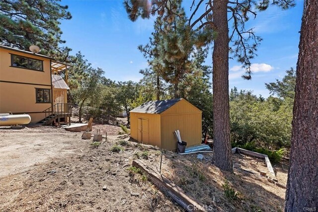 view of yard featuring a shed