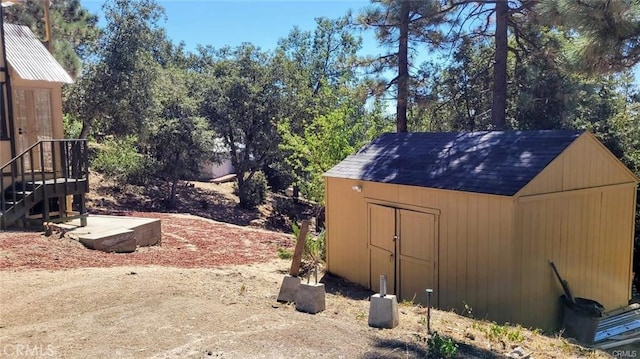 view of yard with a storage shed