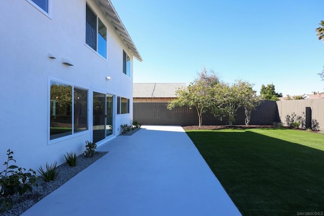 view of yard featuring a patio area