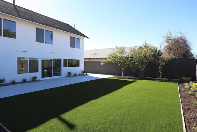 view of yard featuring a patio area