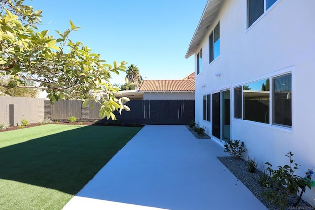 view of yard featuring a patio