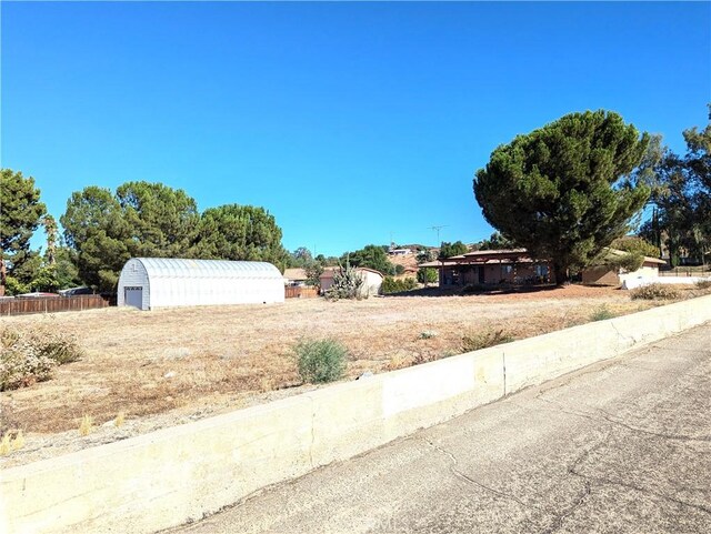 view of yard with an outdoor structure