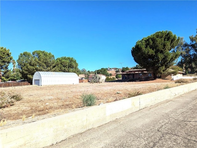 view of yard featuring an outbuilding