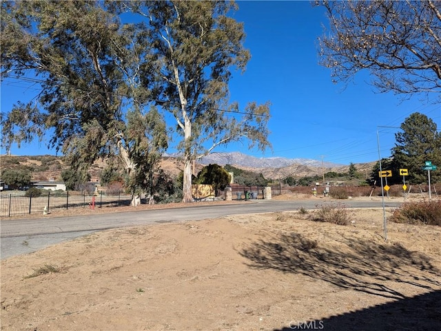 view of yard with fence and a mountain view