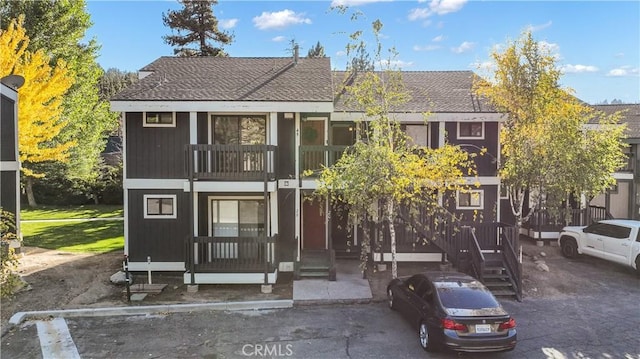 view of front of property featuring a balcony