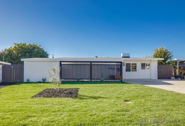 single story home with a front lawn