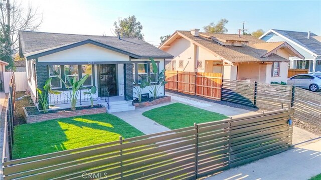 view of front of house featuring a front yard