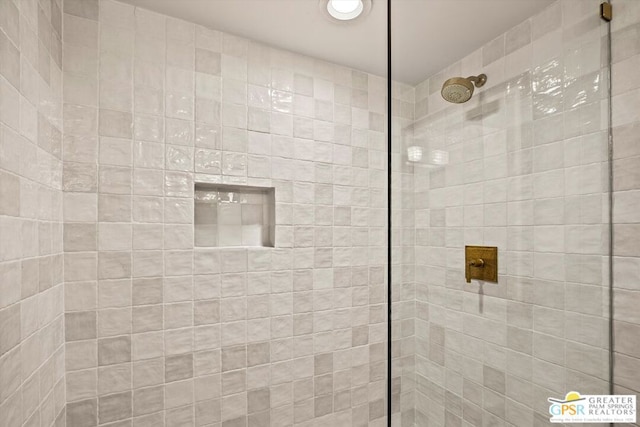 bathroom featuring tiled shower