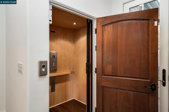 room details with elevator