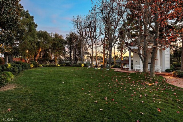 view of yard at dusk