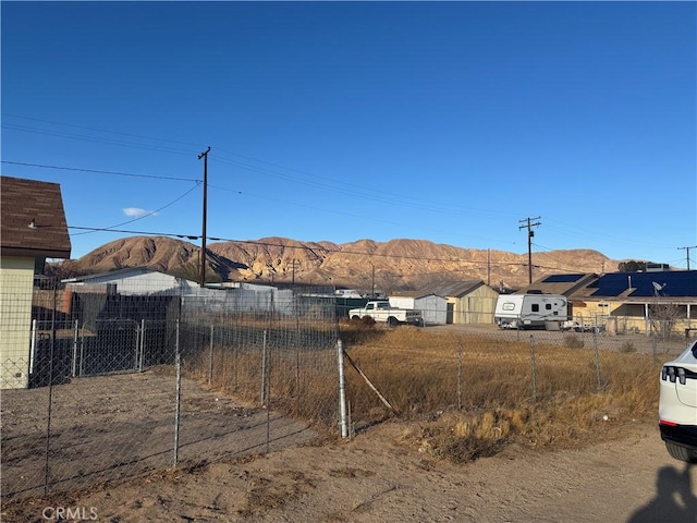 view of yard with a mountain view