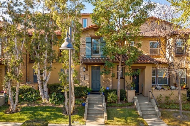 view of front of property with a front yard