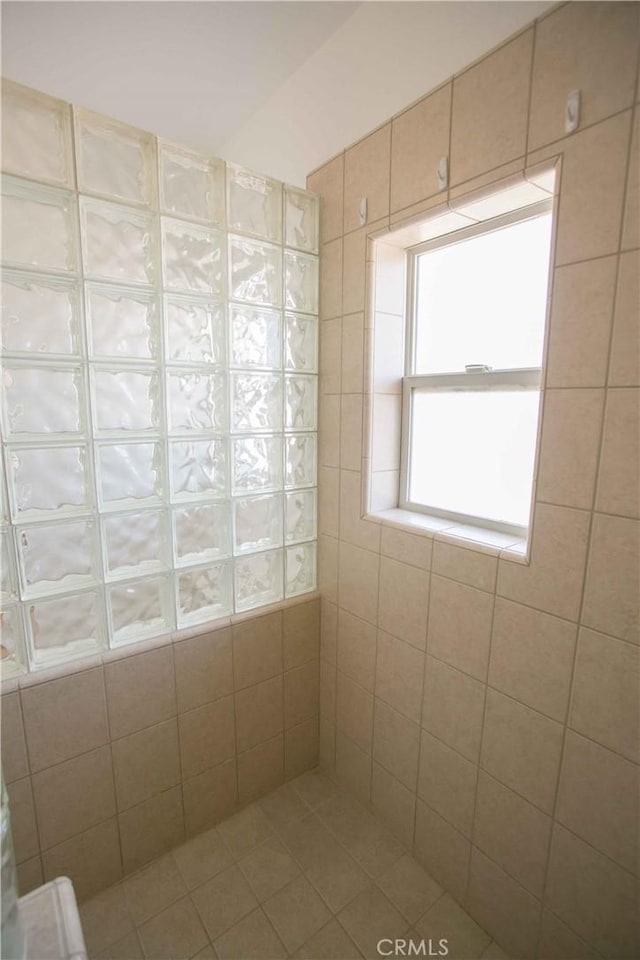 bathroom featuring a tile shower