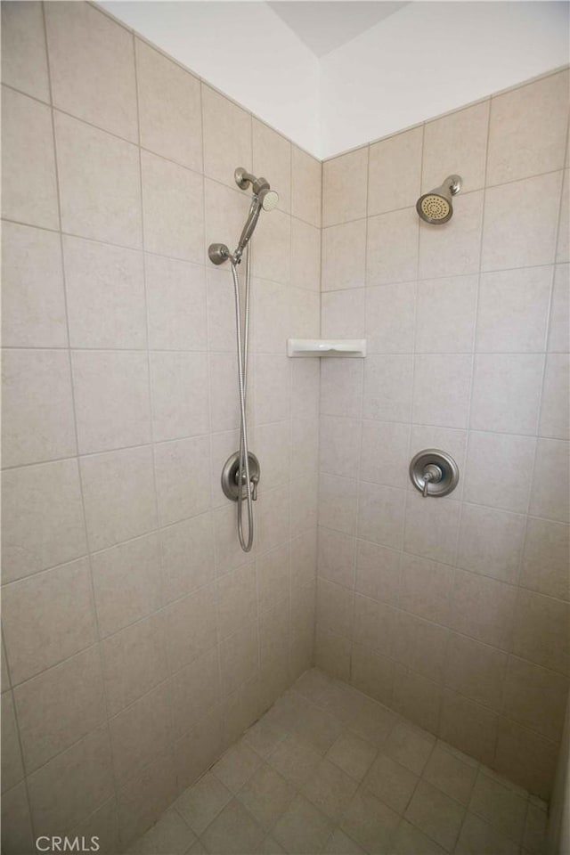 bathroom featuring a tile shower